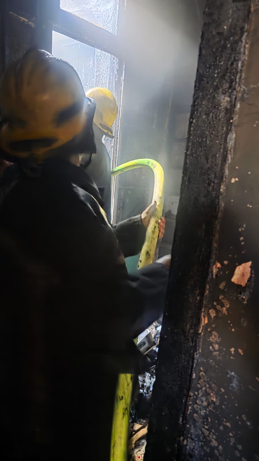 السيطرة على حريق داخل مخزن أجهزة كهربائية  (2)