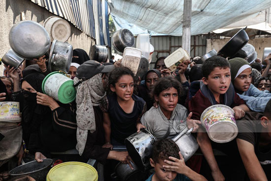 القهر والحزن يخيم على الأطفال