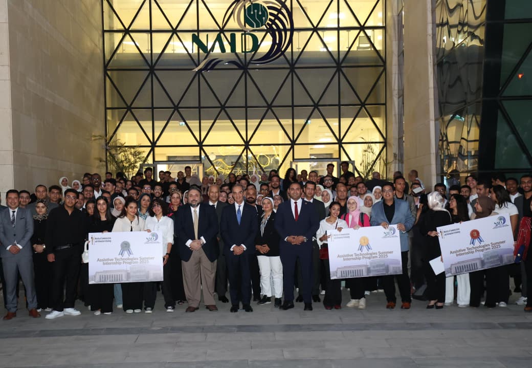 وزير الاتصالات في صورة تذكارية مع خريجي البرنامج الصيفي للتكنولوجيات المساعدة وزير الاتصالات في صورة تذكارية مع خريجي البرنامج الصيفي للتكنولوجيات المساعدة