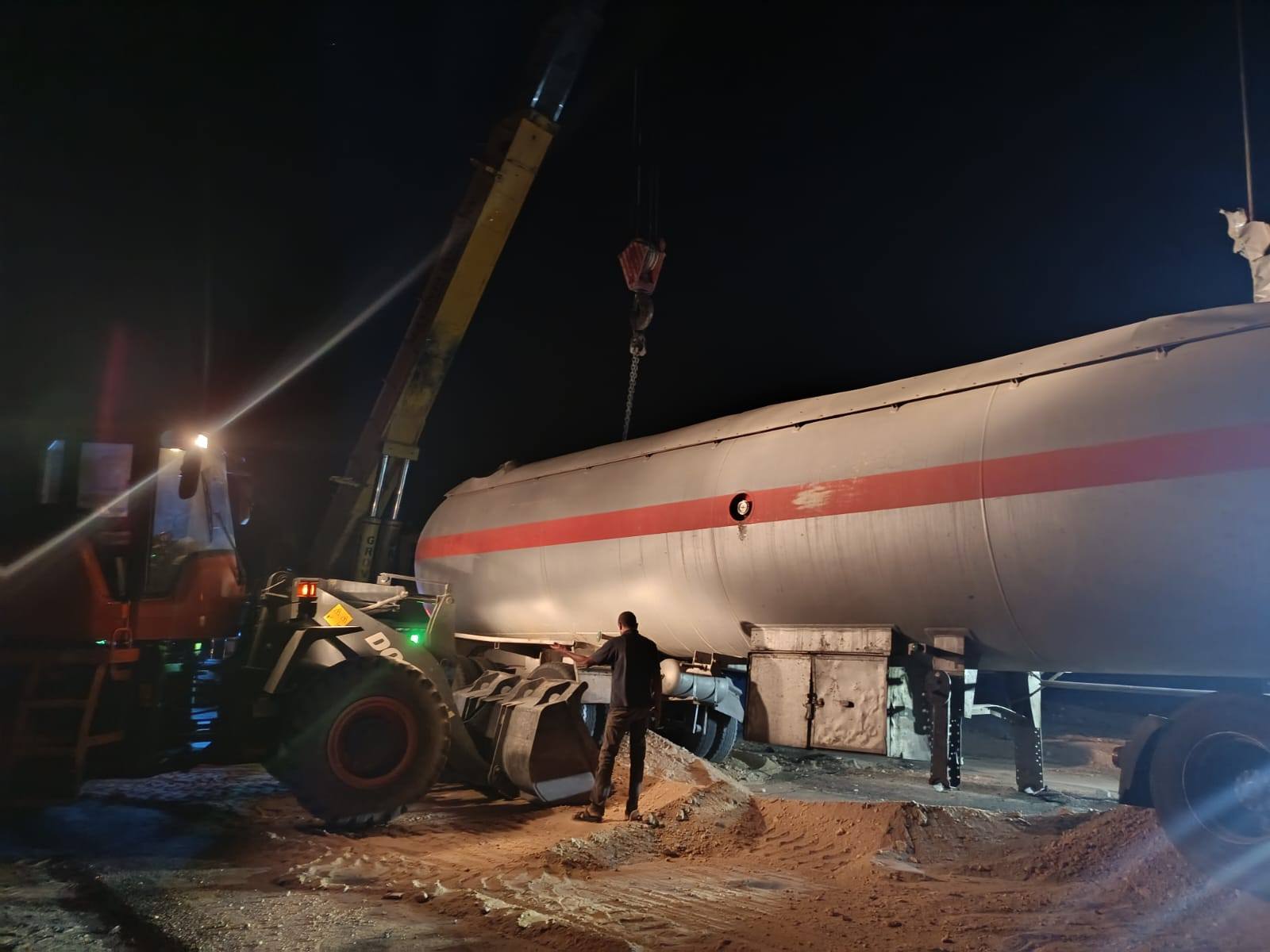 التدخل من مدينة أرمنت لإنقاذ تانك بوتاجاز على طريق الوادى الجديد