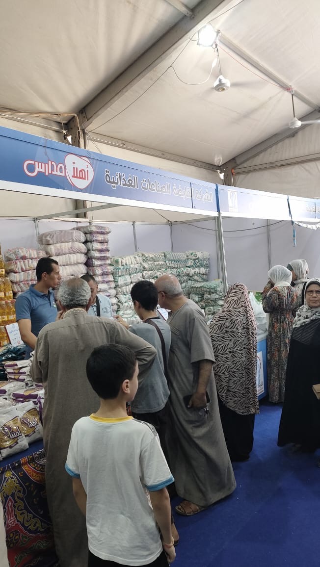 إقبال المواطنين على الشراء إقبال المواطنين على الشراء