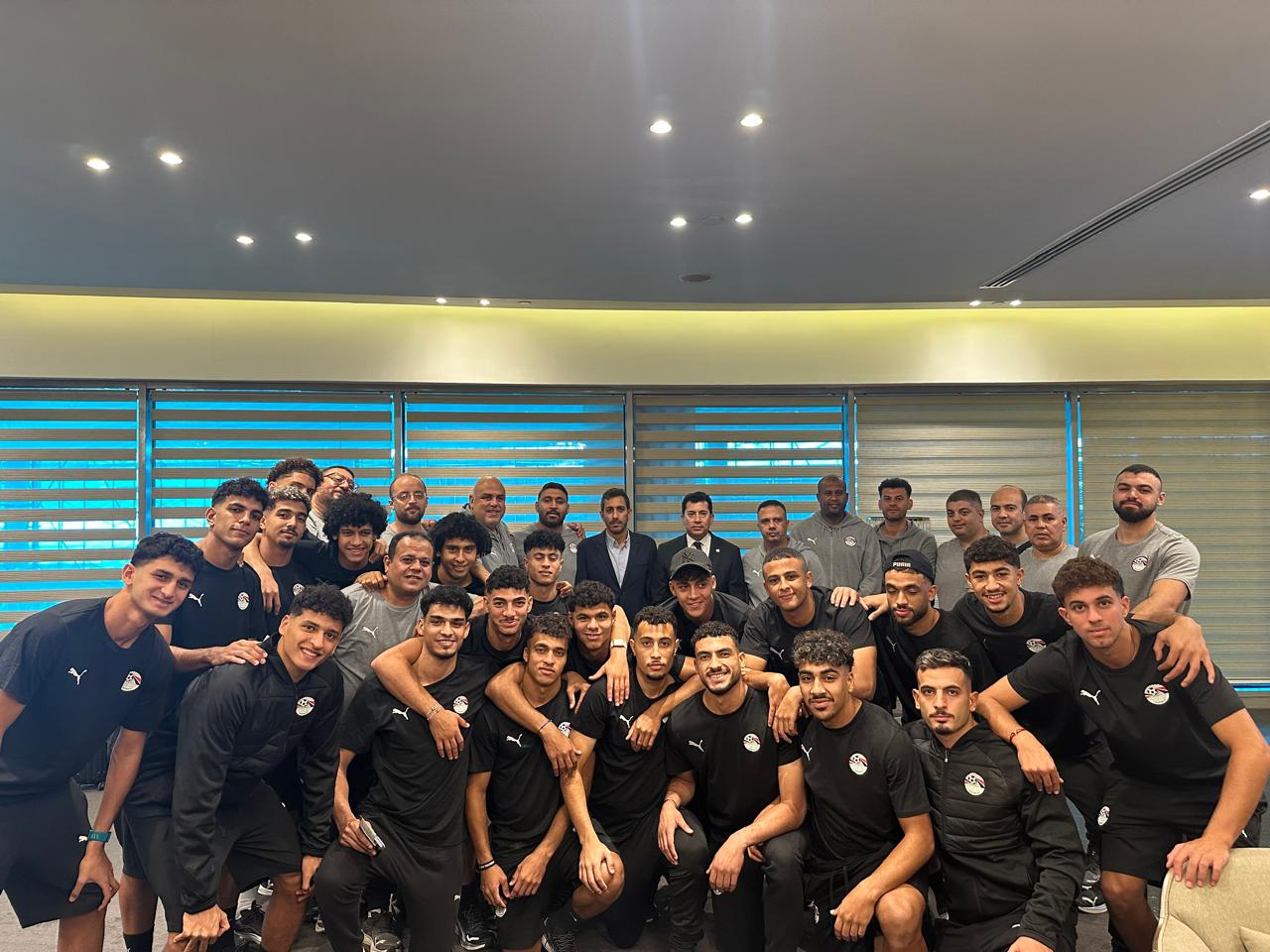 وزير الرياضة مع منتخب الشباب