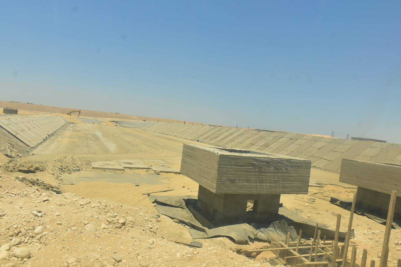 جانب من العمل فى إنشاءات البرك والمشروعات القومية بالطود