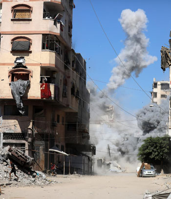 طائرات الاحتلال الاسرائيلية تقصف منزلا في مدينة غزة