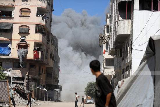 أهالى مدينة غزة يفرون من القصف