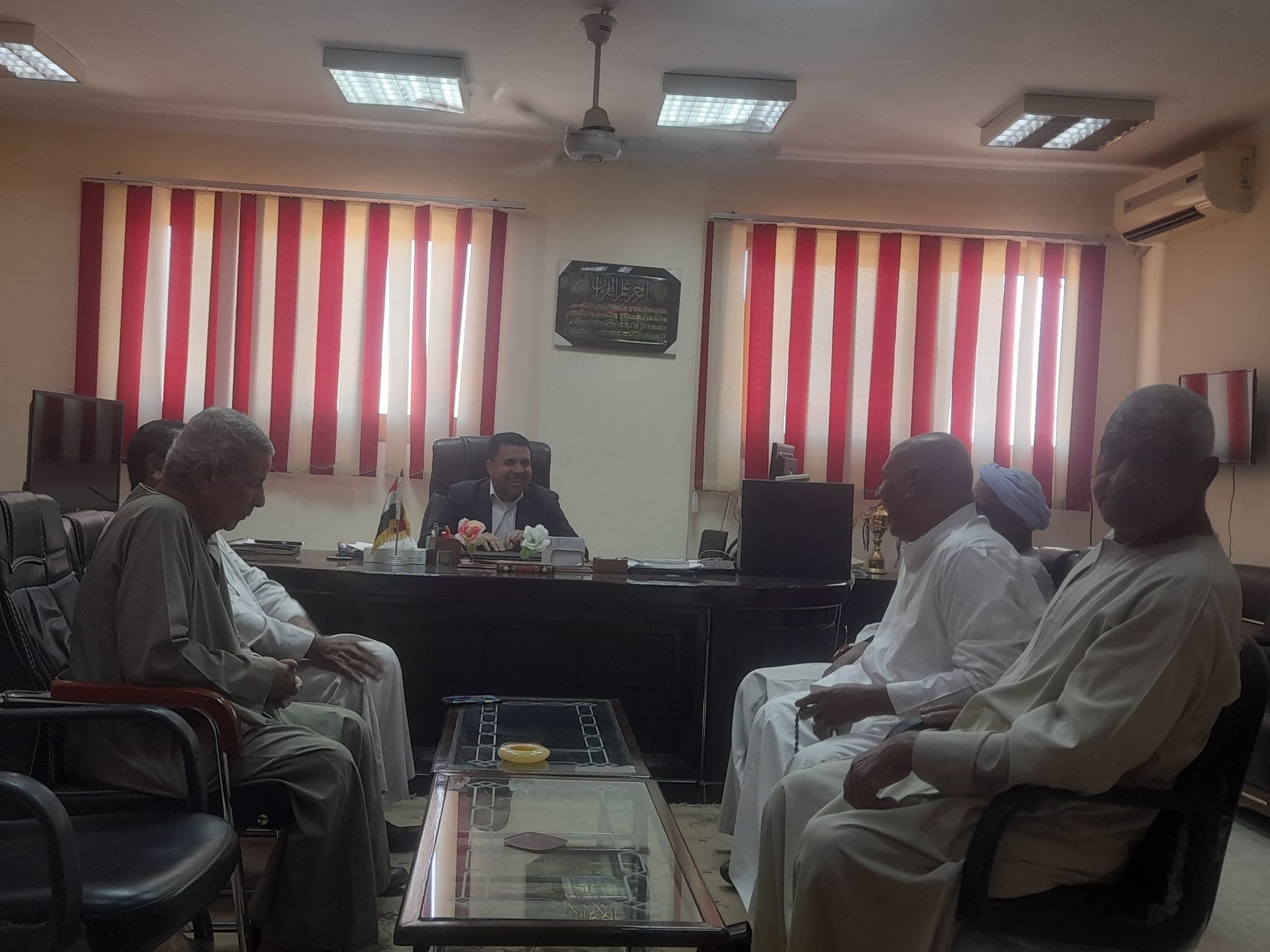 الإستجابة لمطالب عمدة وأهالي المدينة بالطرق والتصالح وتوفير عربات الكسح