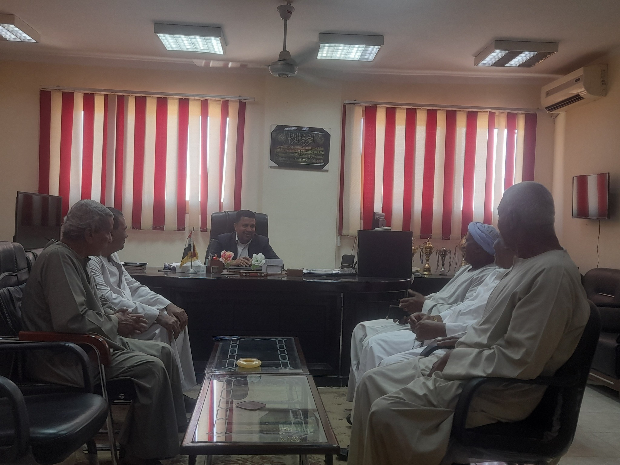 بحث مطالب عمدة وأهالي المدينة بالطرق والتصالح وتوفير عربات الكسح