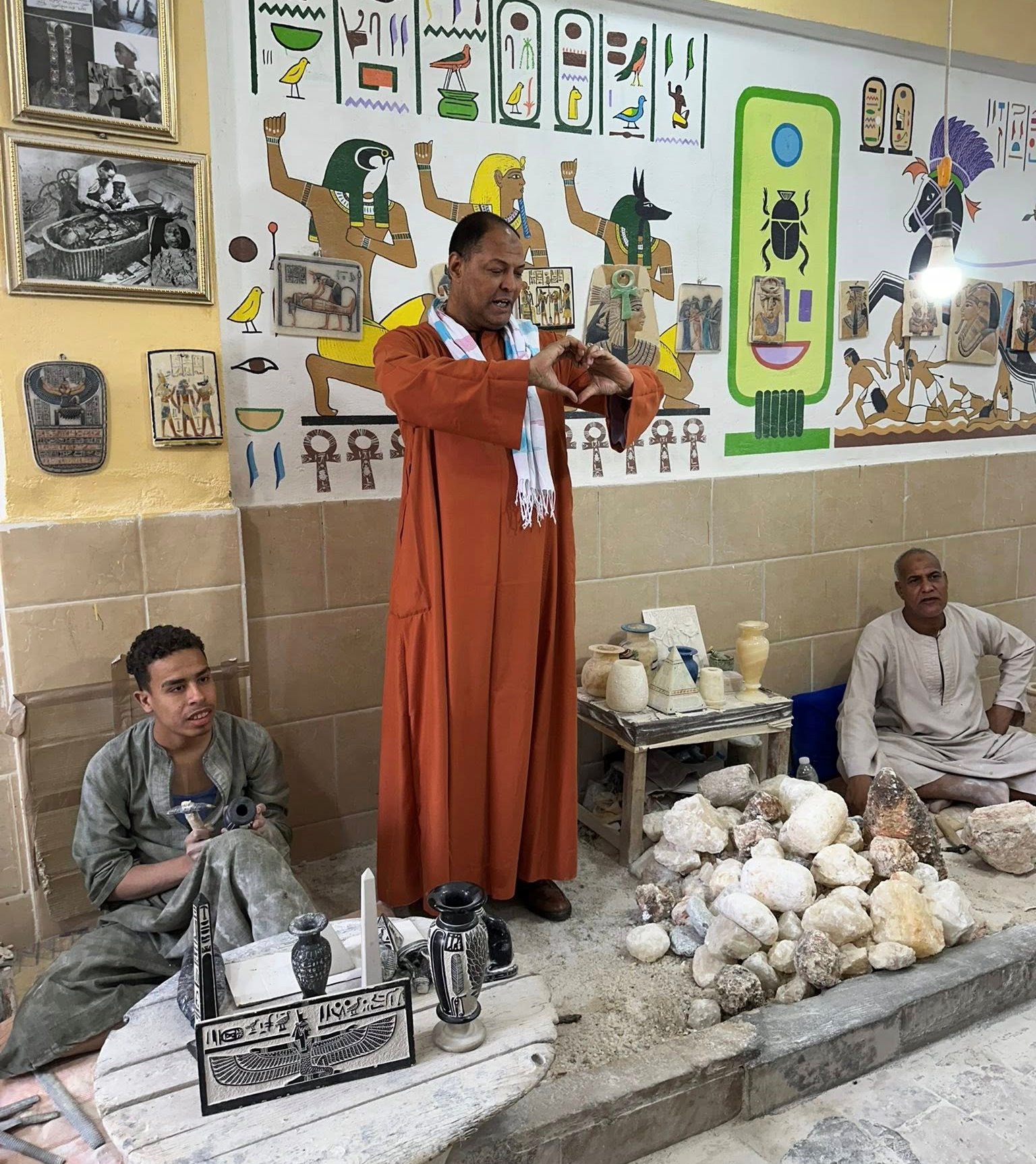 صناع التحف الفرعونية المقلدة غرب الأقصر