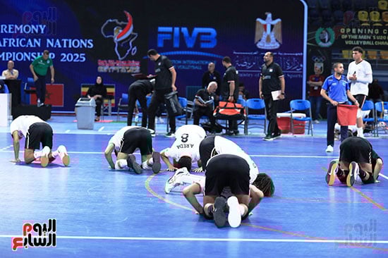 سجدة شكر لله من لاعبى منتخب مصر سجدة شكر لله من لاعبى منتخب مصر