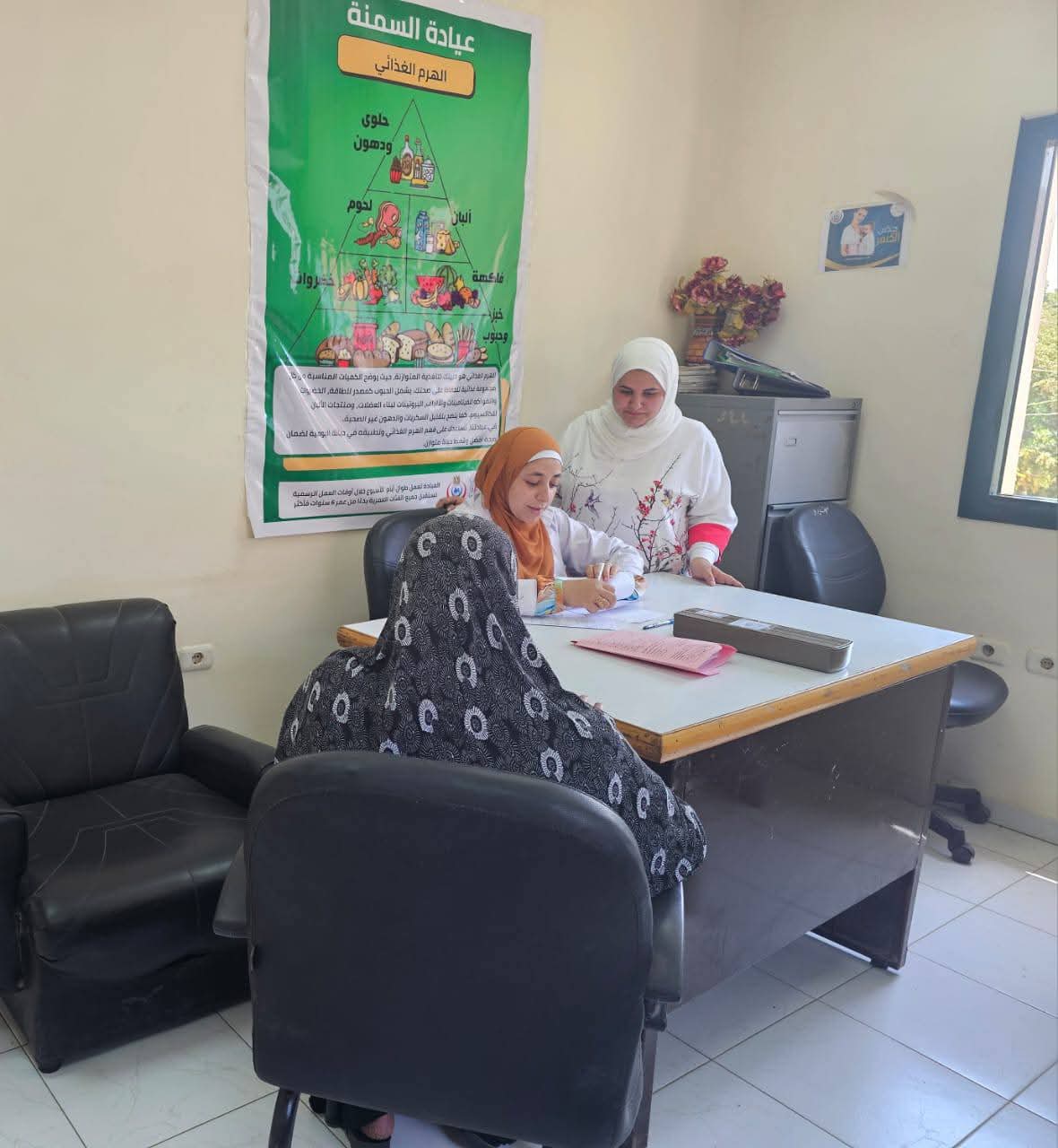 اجراء الكشف الطبى على المرضى