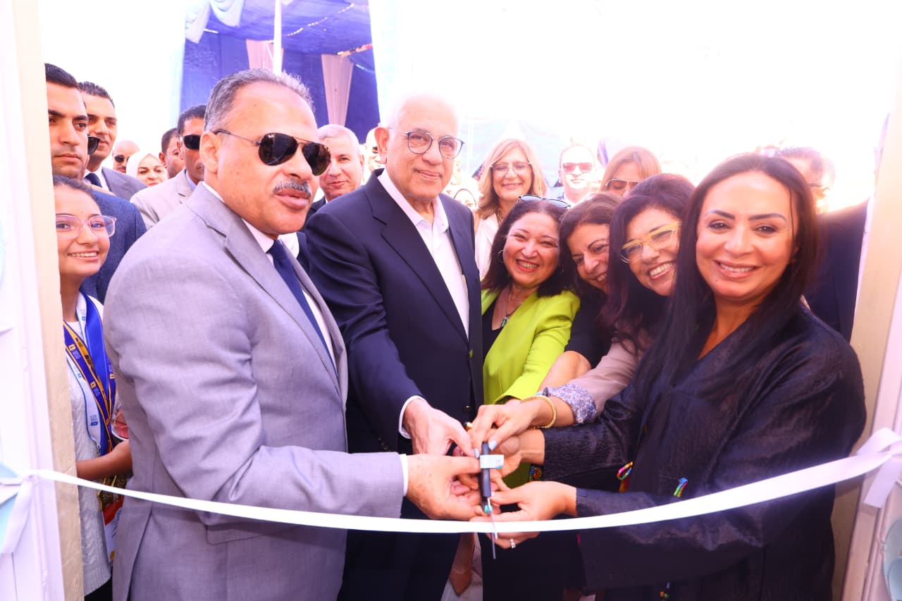 الدكتورو مايا مرسى وزيرة التضامن  والمهندس حازم الأشموني محافظ الشرقية  يفتتحان منطقة رياض الأطفال