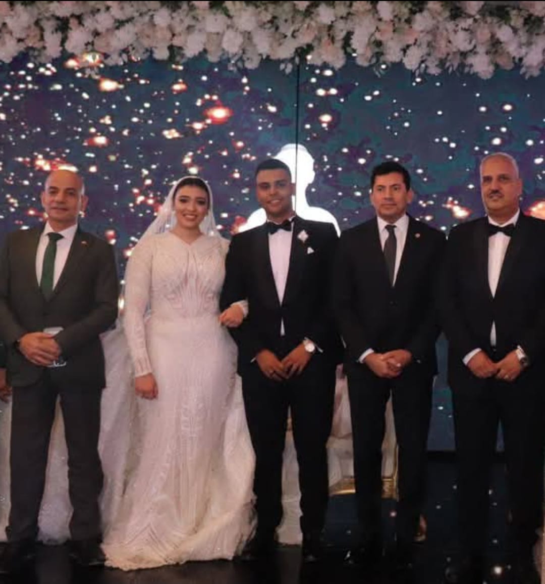 الوزير فى حفل زفاف نجل  مدير مديرية الشباب والرياضة بالجيزة