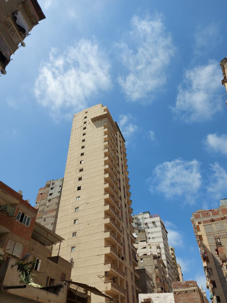 العقار يميل الى الخلف العقار يميل الى الخلف