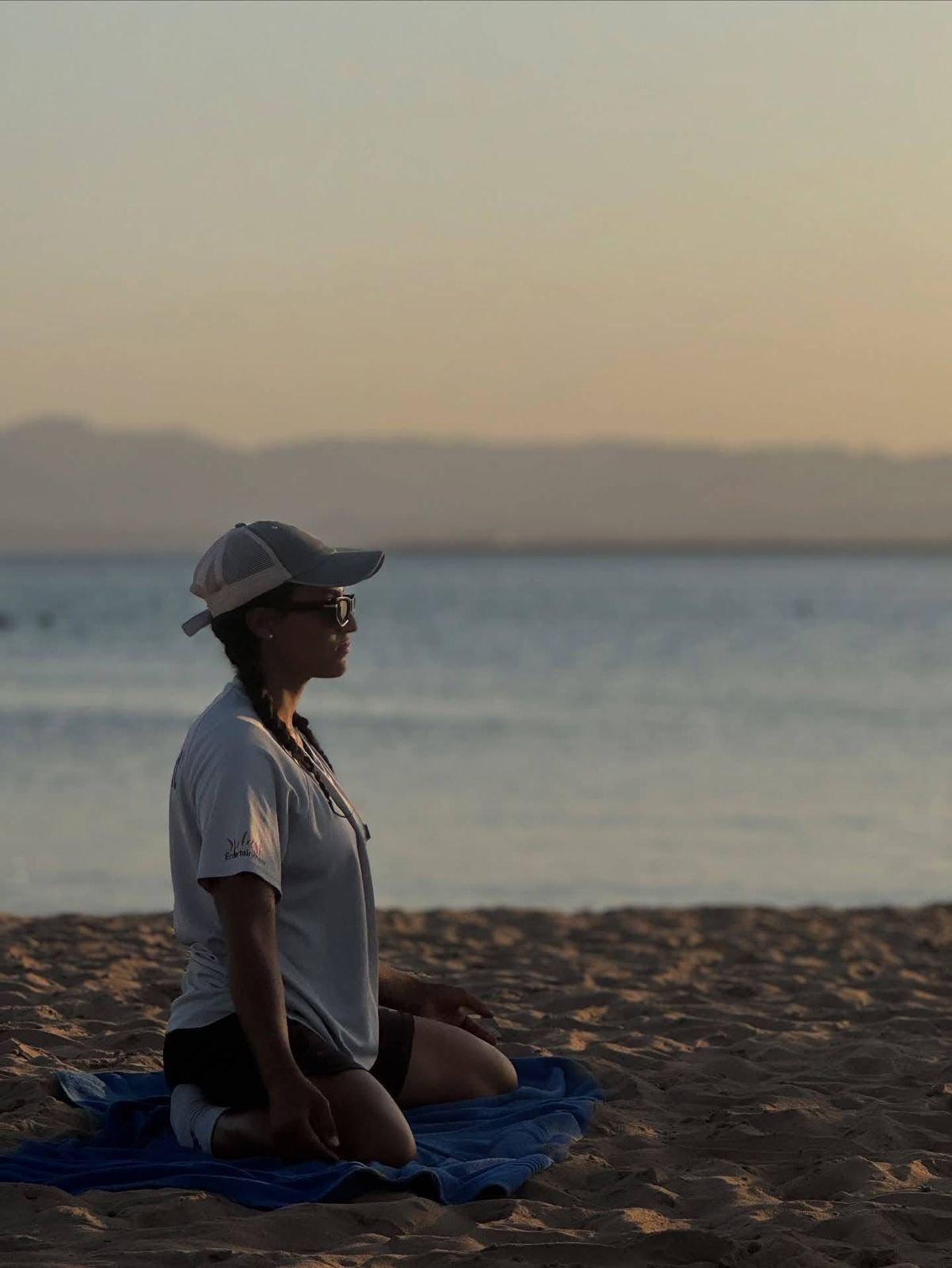 اليوجا على شاطئ البحر الأحمر