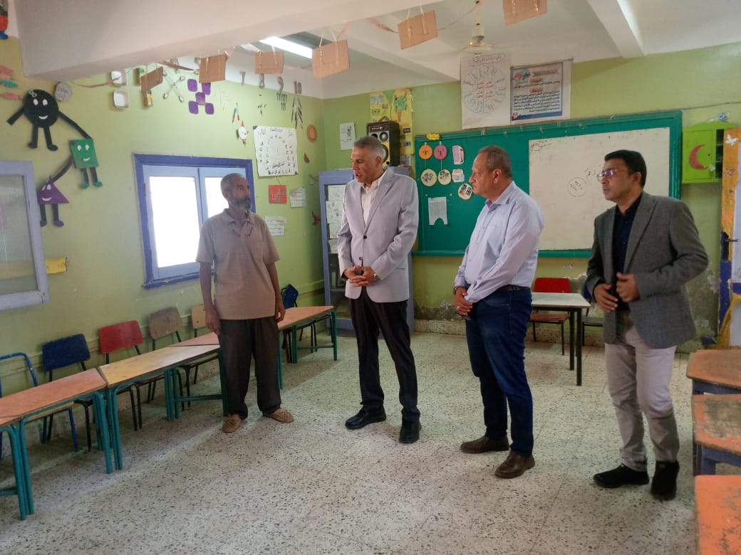 محافظ أسوان داخل الفصول