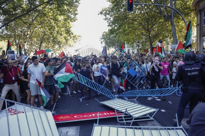 متظاهرون يدعمون فلسطين في مدريد
