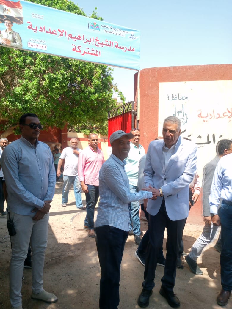 جولة محافظ أسوان بمدارس دراو