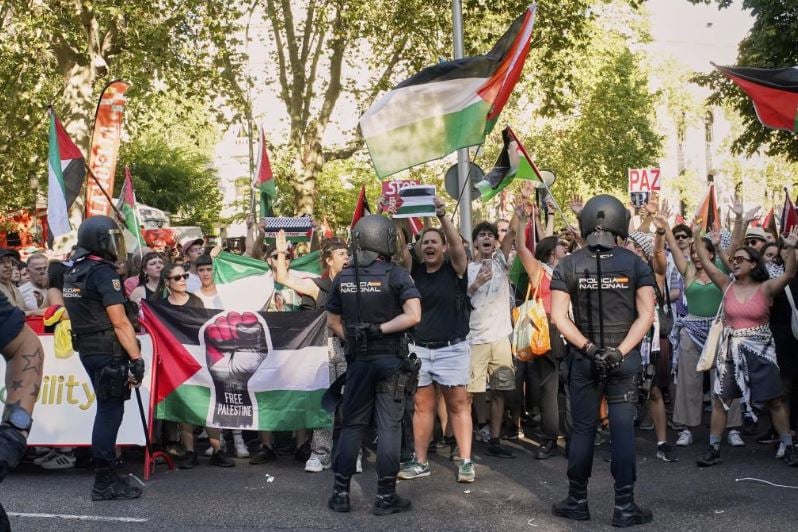 مؤيدين القضية الفلسطينية في مدريد