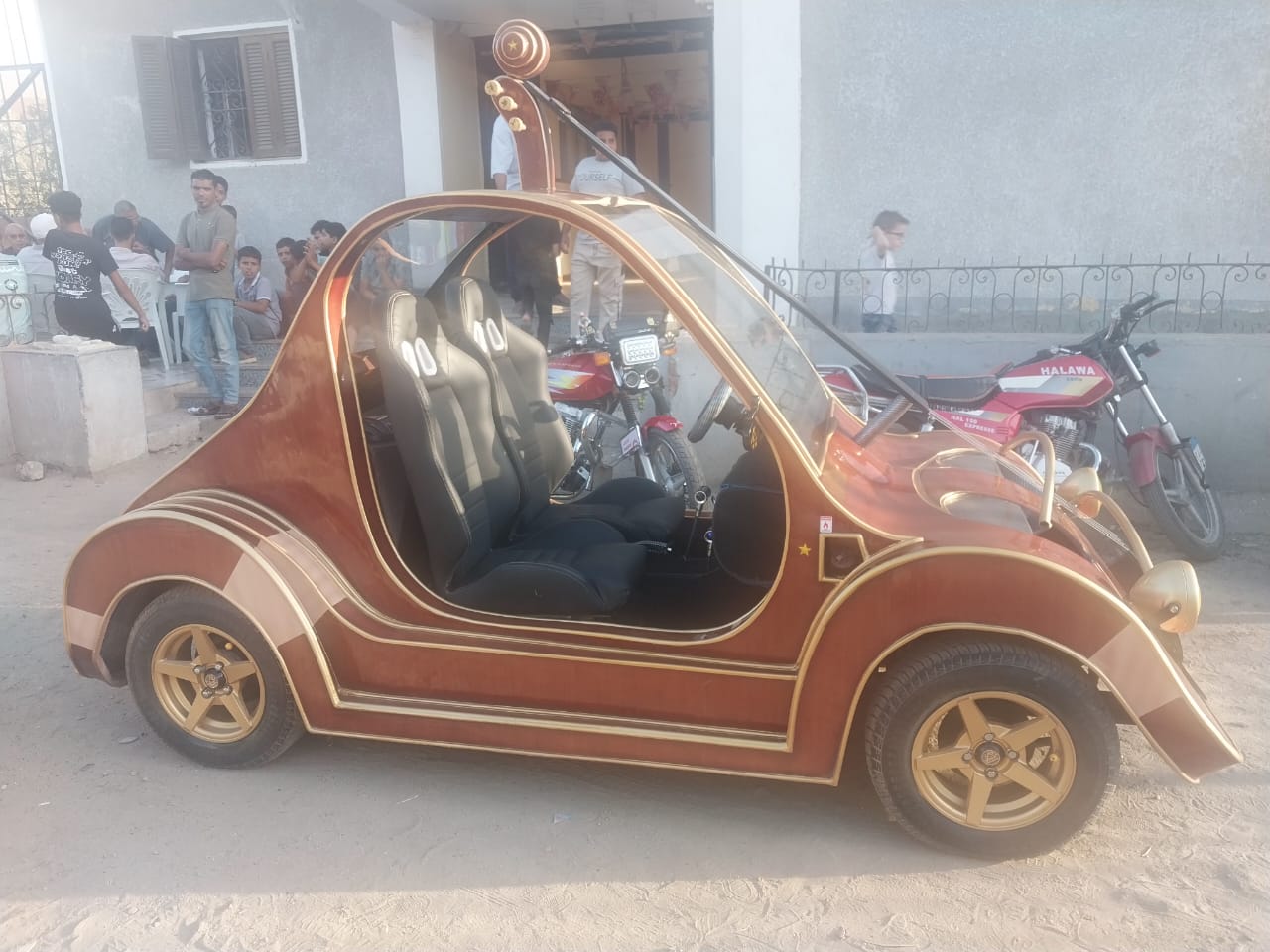 سيارة على شكل آلة الكمان سيارة على شكل آلة الكمان