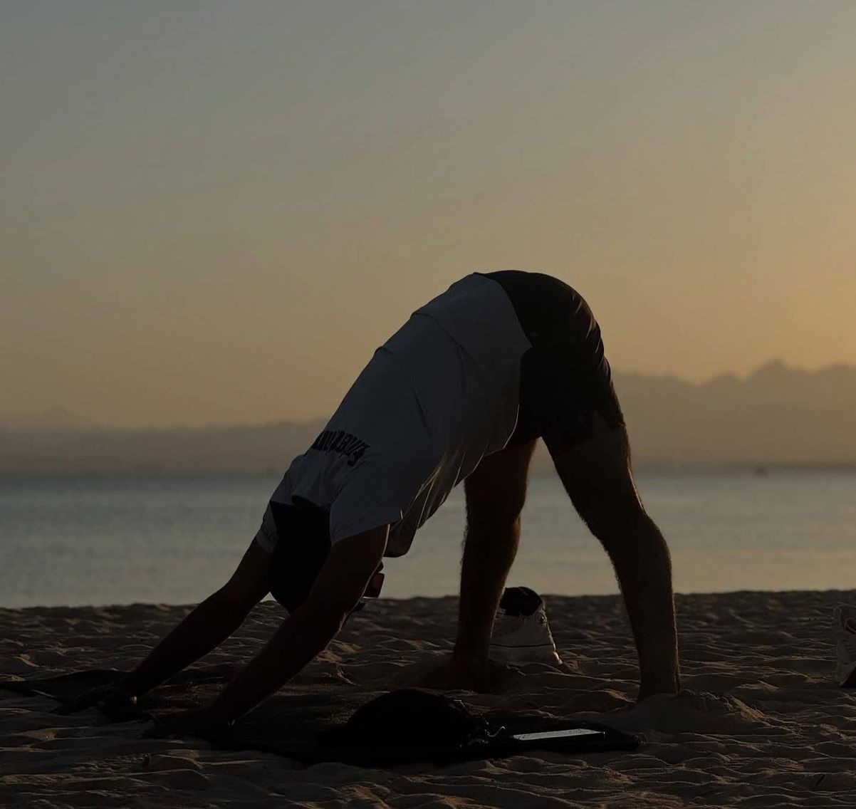 ممارسة اليوجا على شاطئ البحر