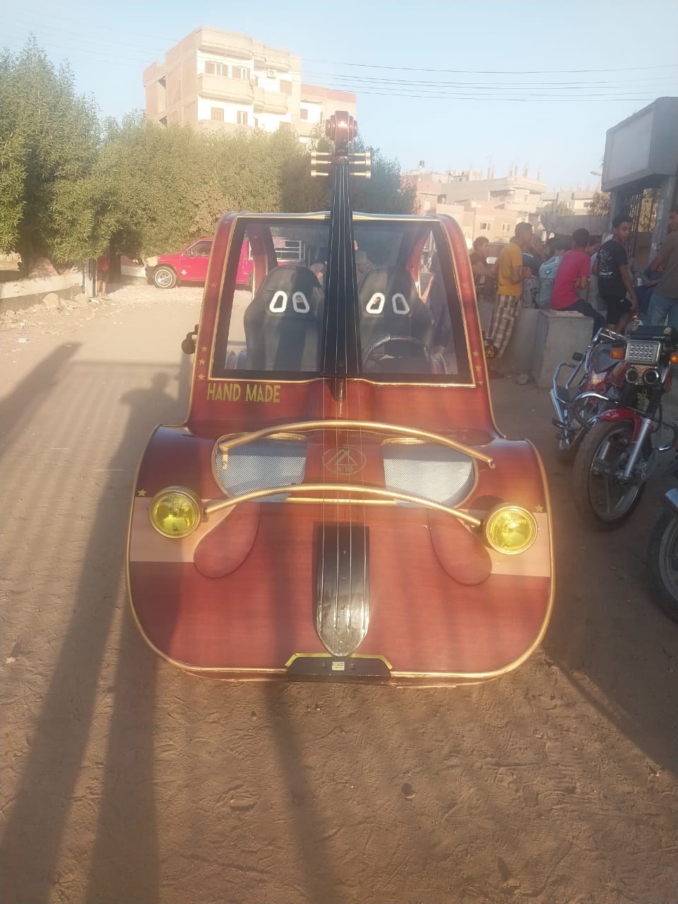 شابان من الشرقية يصممان سيارة على شكل آلة الكمانجا شابان من الشرقية يصممان سيارة على شكل آلة الكمانجا