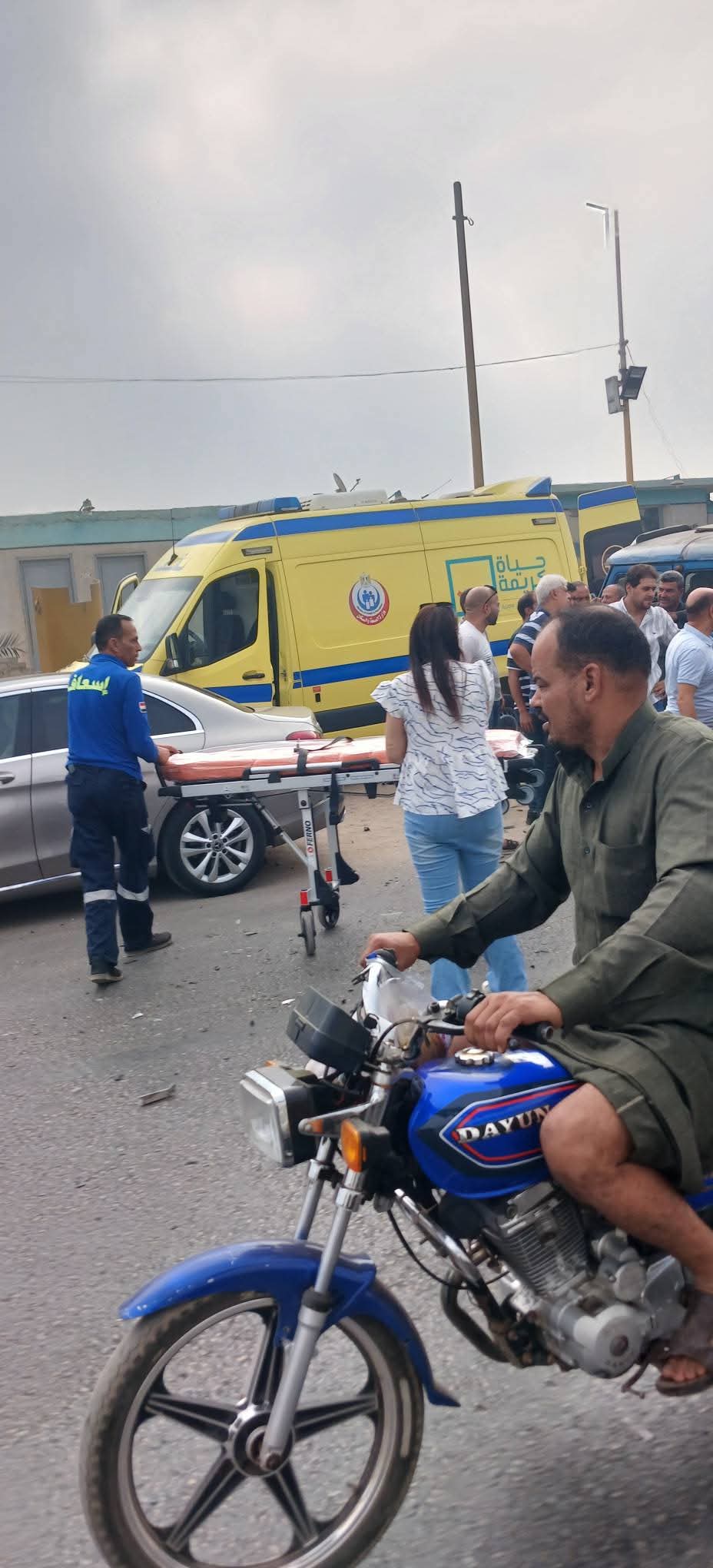 تواجد سيارلاة الإسعاف بموقع الحادث