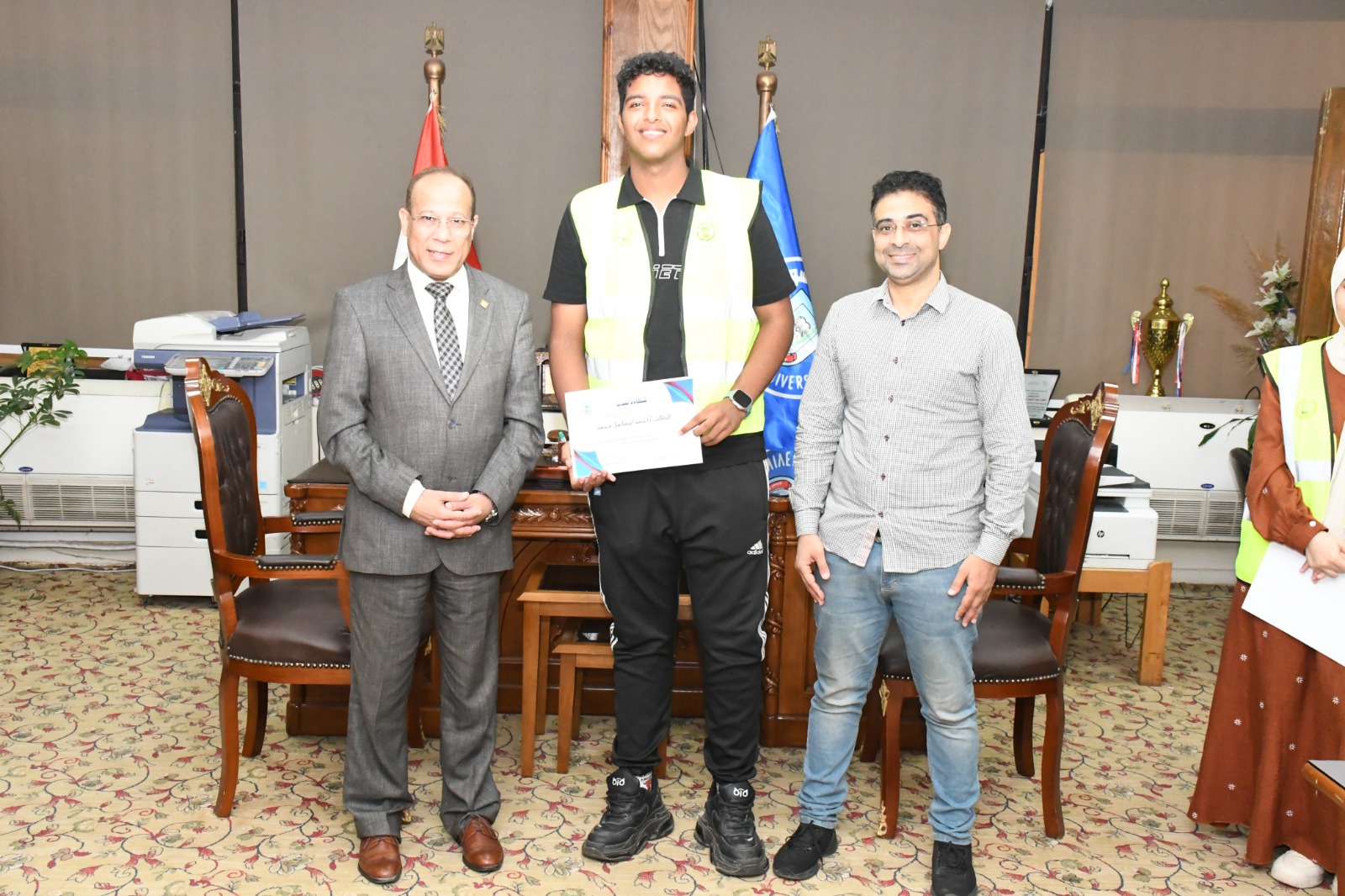 جامعة قناة السويس تُكرم فريق المتطوعين بمركز خدمات الطلاب ذوي الإعاقة تقديرًا لجهودهم (1)