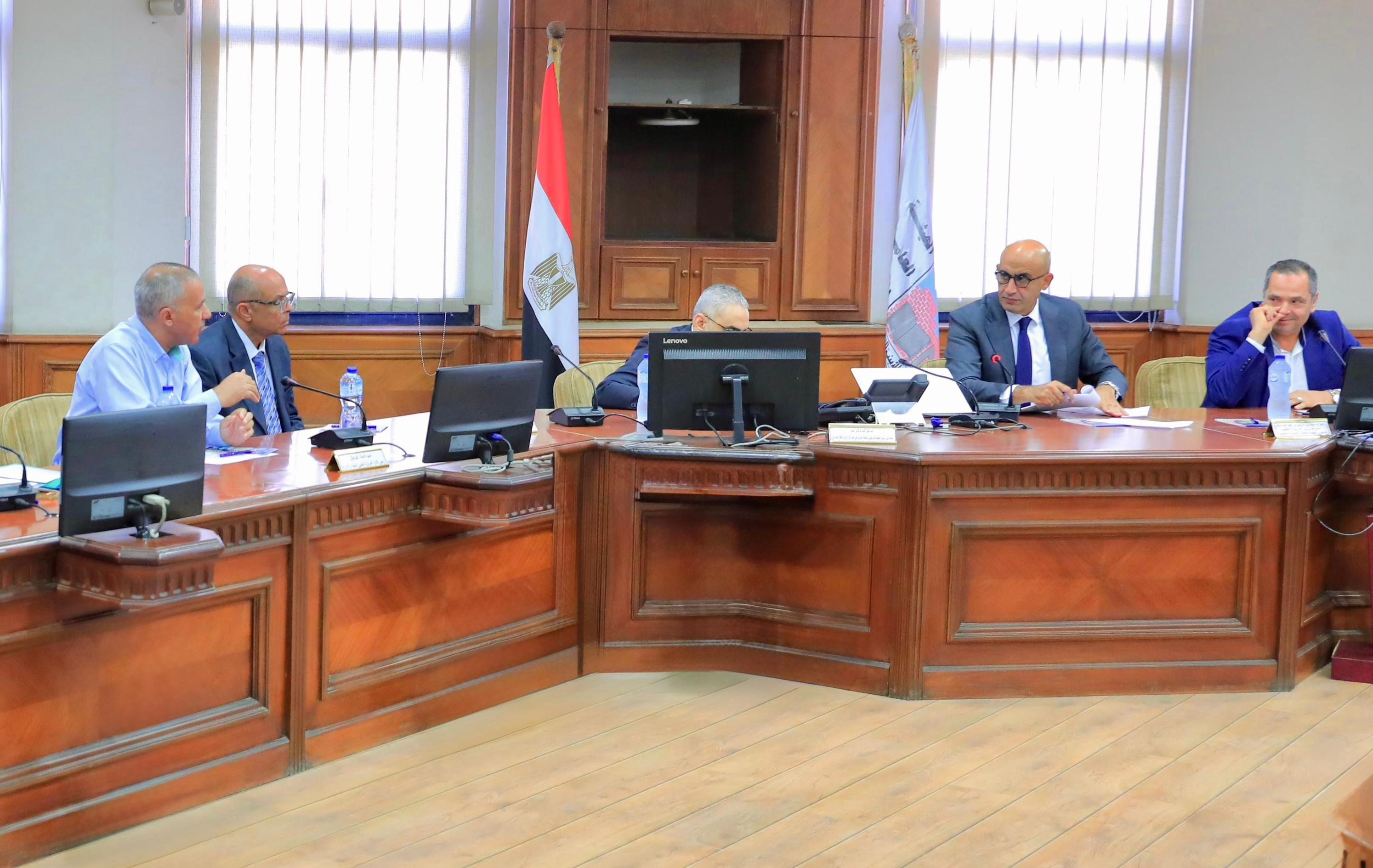 وزير التعليم خلال اجتماعه مع الابنية التعليمية