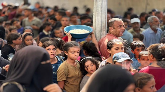 طوابير من الأطفال للحصول على الطعام طوابير من الأطفال للحصول على الطعام