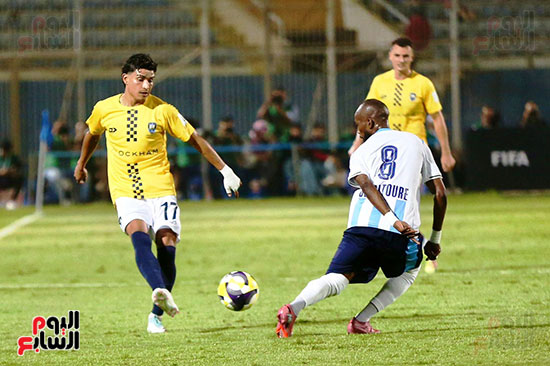 لقاء بيراميز و أوكلاند سيتى