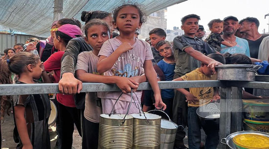 الأطفال يعانون للحصول على الطعام الأطفال يعانون للحصول على الطعام