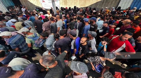 طوابير فى انتظار توزيع الطعام طوابير فى انتظار توزيع الطعام