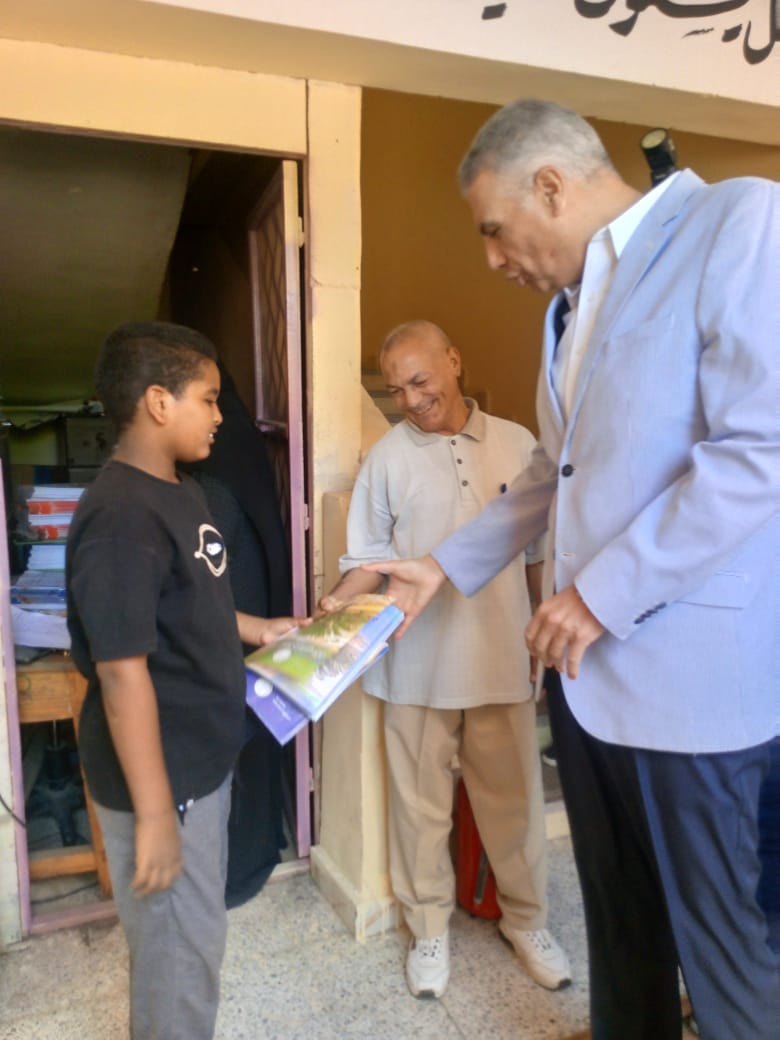 أثناء متابعة الكتب المدرسية