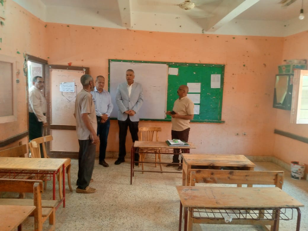 محافظ أسوان يتفقد جاهزية المدارس