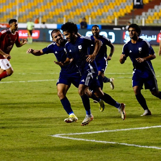 احتفال لاعبى إنبى بهدف العجوز