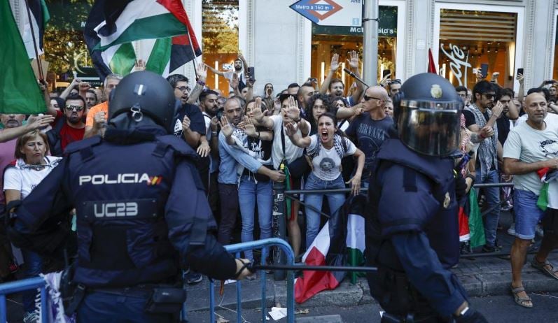 نواب برلمانيون يشاركون في تأييد مظاهرة فلسطين