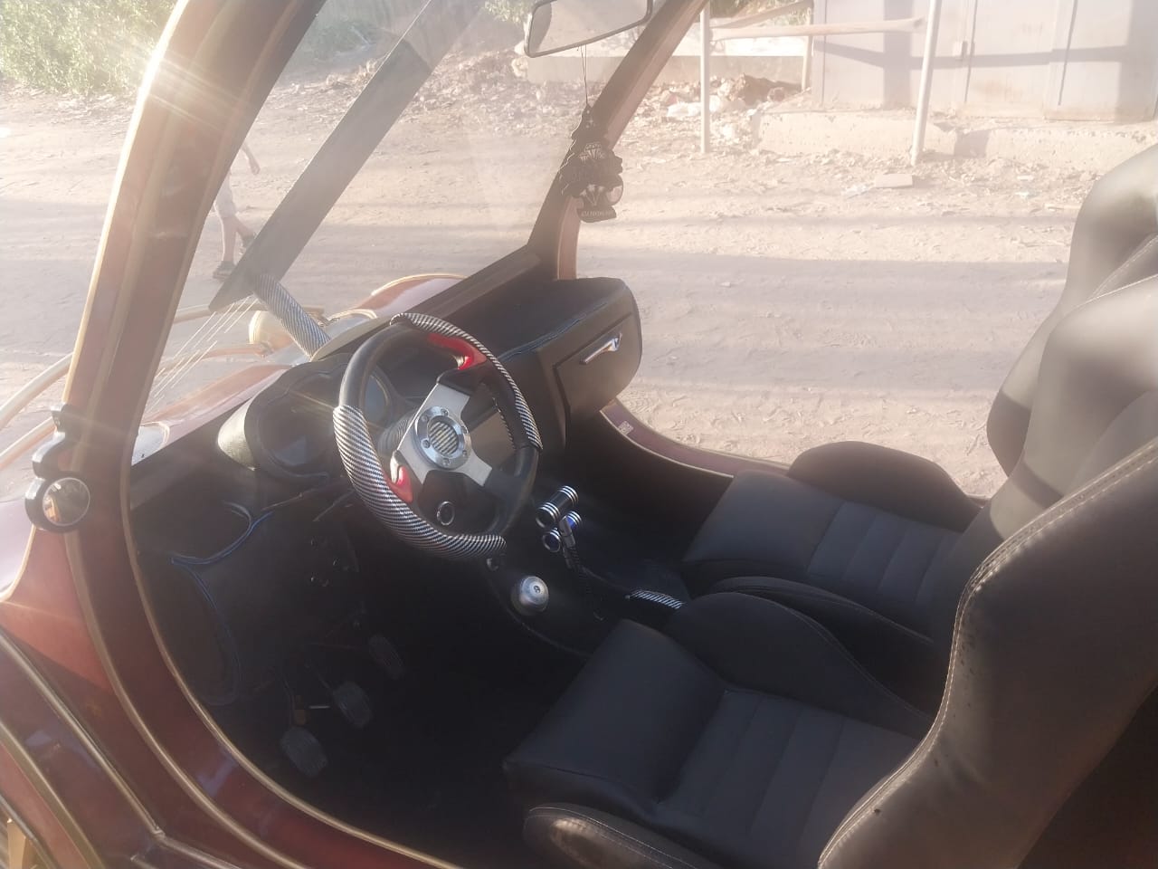 السيارة من الداخل السيارة من الداخل