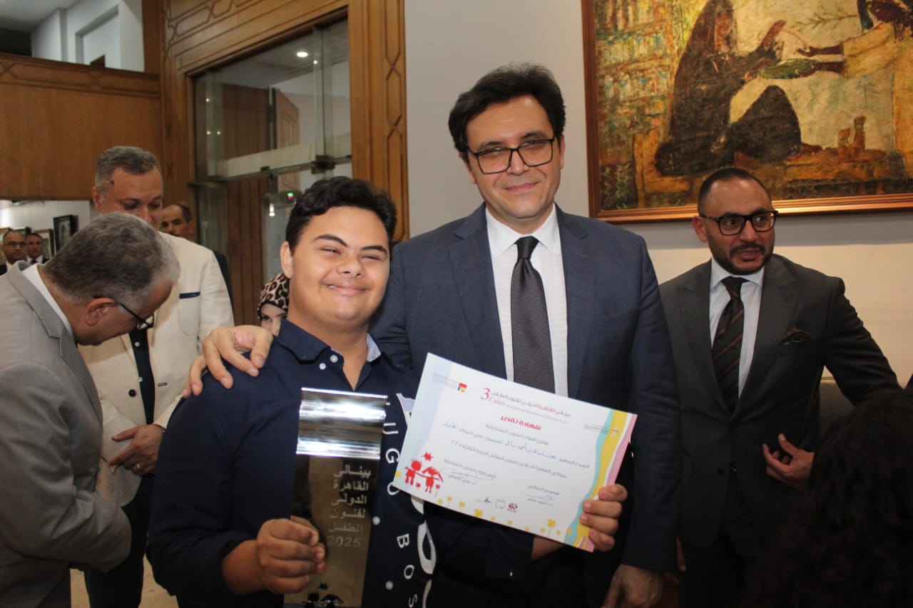 وزير الثقافة مع الفائزين