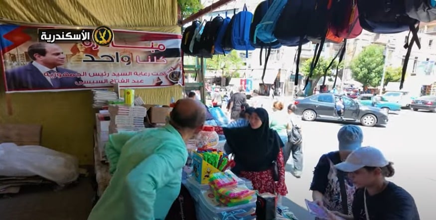 إقبال واسع من المواطنين على مبادرة كلنا واحد قبل المدارس (8)