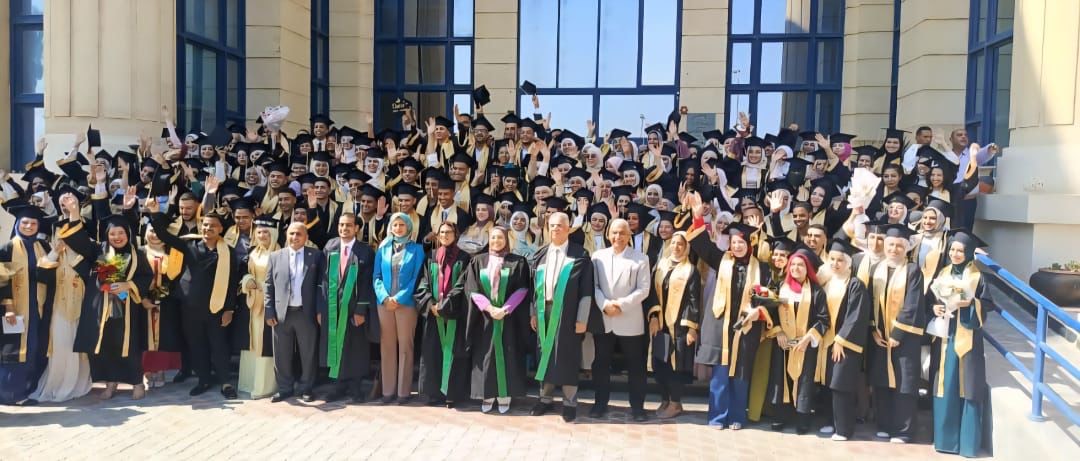 كلية التجارة بجامعة القاهرة تحتفل بتخريج دفعة بكالوريوس 2025 ودفعة الدراسات العليا بمقر الكلية بالشيخ زايد