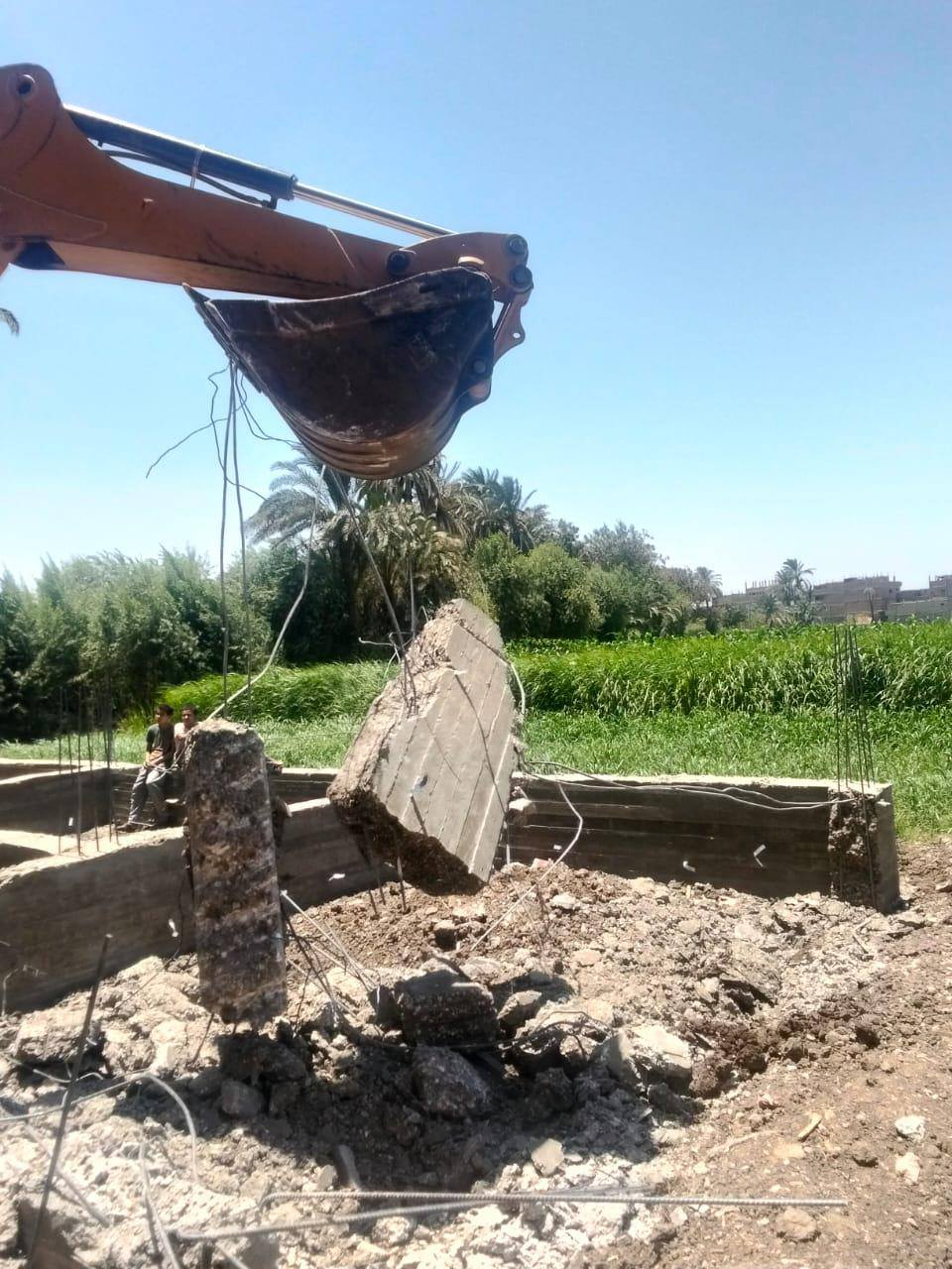 المعدات تقوم بإزالة التعدى