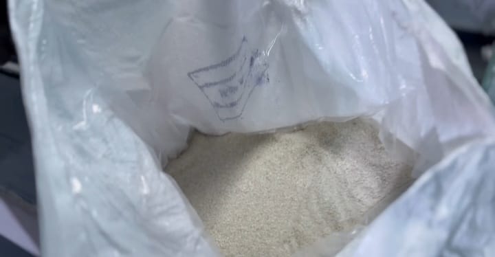 تعبئة السكر داخل الأجولة