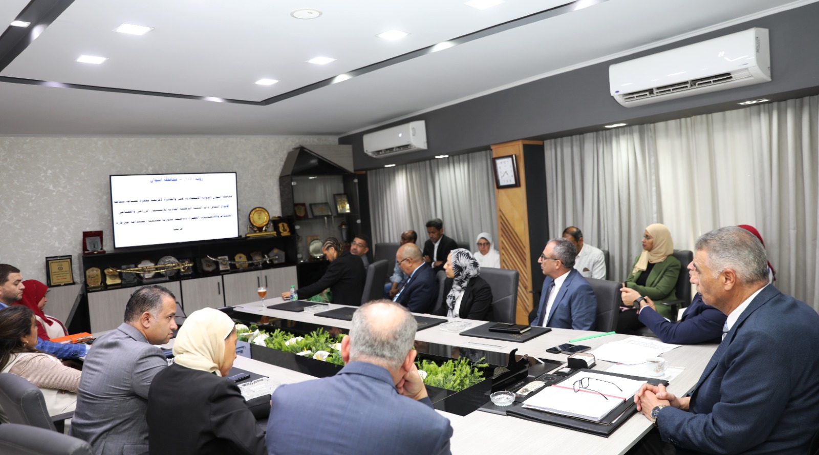 جانب من اجتماع محافظ أسوان مع باقى القيادات لحل الأزمة (3)