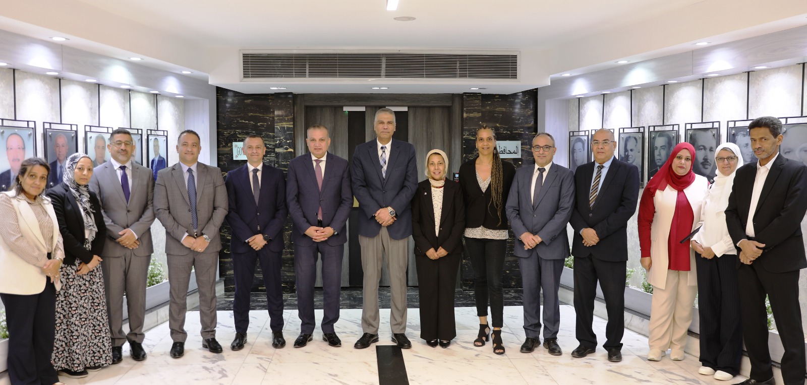 جانب من اجتماع محافظ أسوان مع باقى القيادات لحل الأزمة (5)