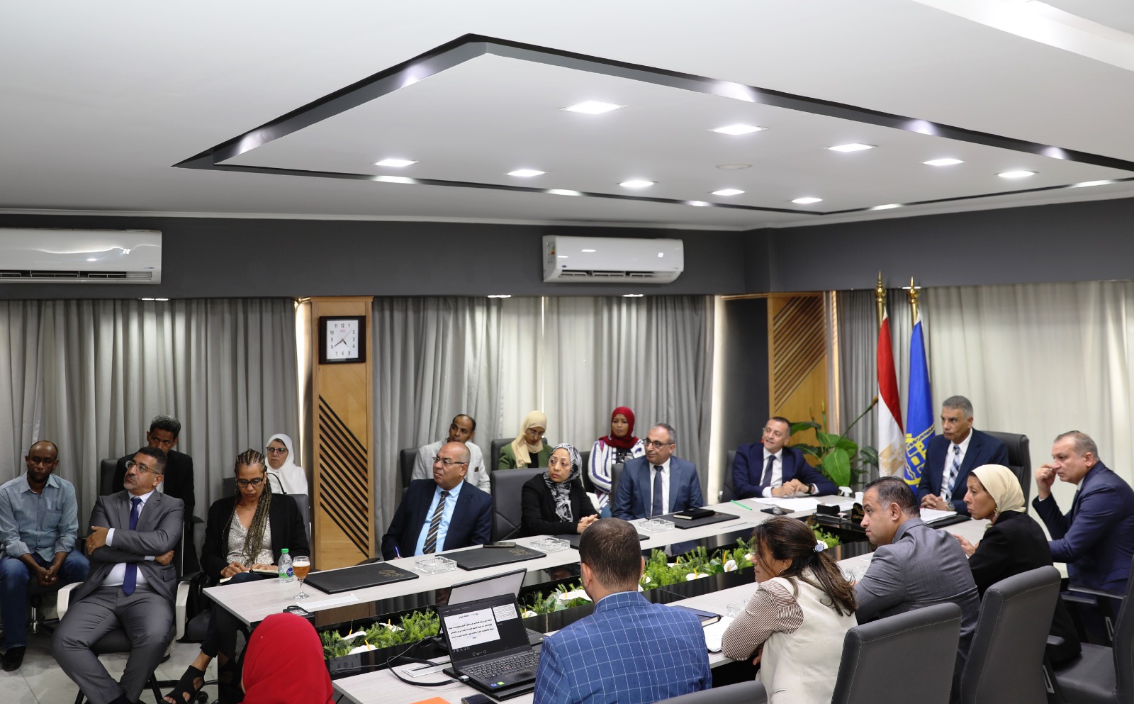 جانب من اجتماع محافظ أسوان مع باقى القيادات لحل الأزمة (4)