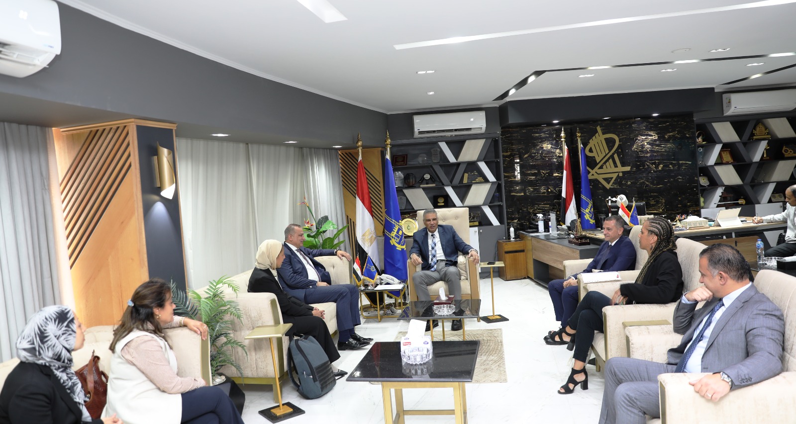 جانب من اجتماع محافظ أسوان مع باقى القيادات لحل الأزمة (1)