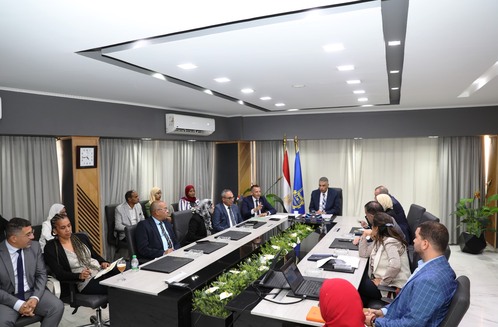 جانب من اجتماع محافظ أسوان مع باقى القيادات لحل الأزمة (2)