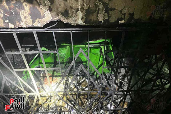 آثار الحريق بعد إطفاءه آثار الحريق بعد إطفاءه