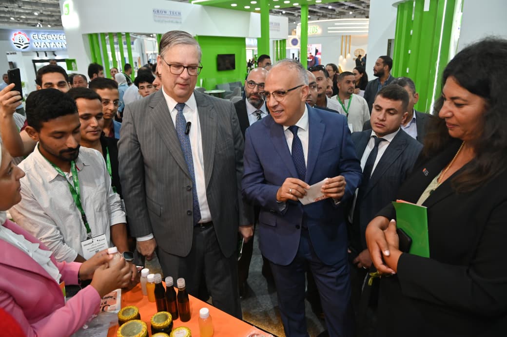 وزير الرى يتفقد معرض صحارى وزير الرى يتفقد معرض صحارى