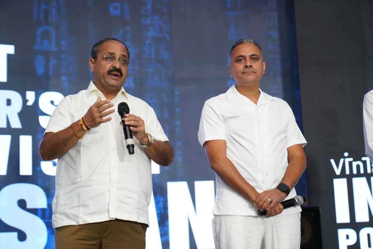 فيني تحتفل بمرور 8 سنوات على نجاحها (4)